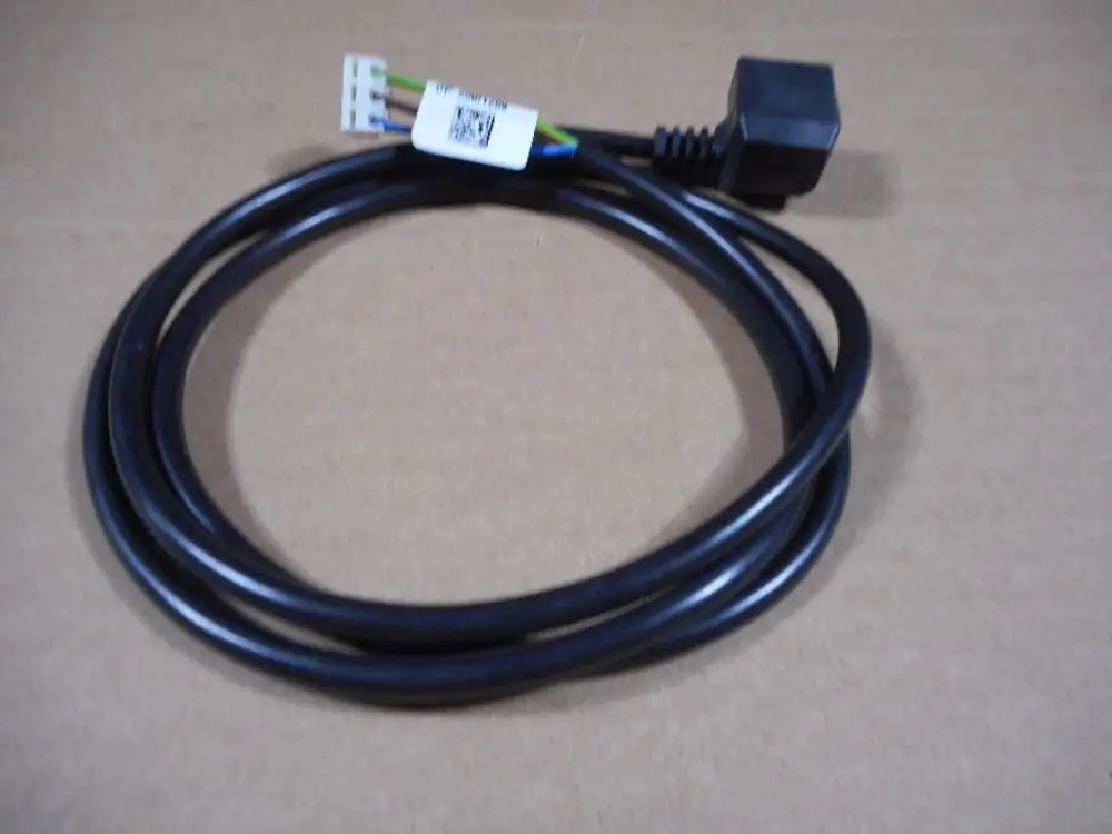 Schwarzes Kabel mit einem rechteckigen Stecker und mehreren farbigen Drähten an einem Ende, möglicherweise für eine Remeha-Pumpe oder ähnliches Gerät.